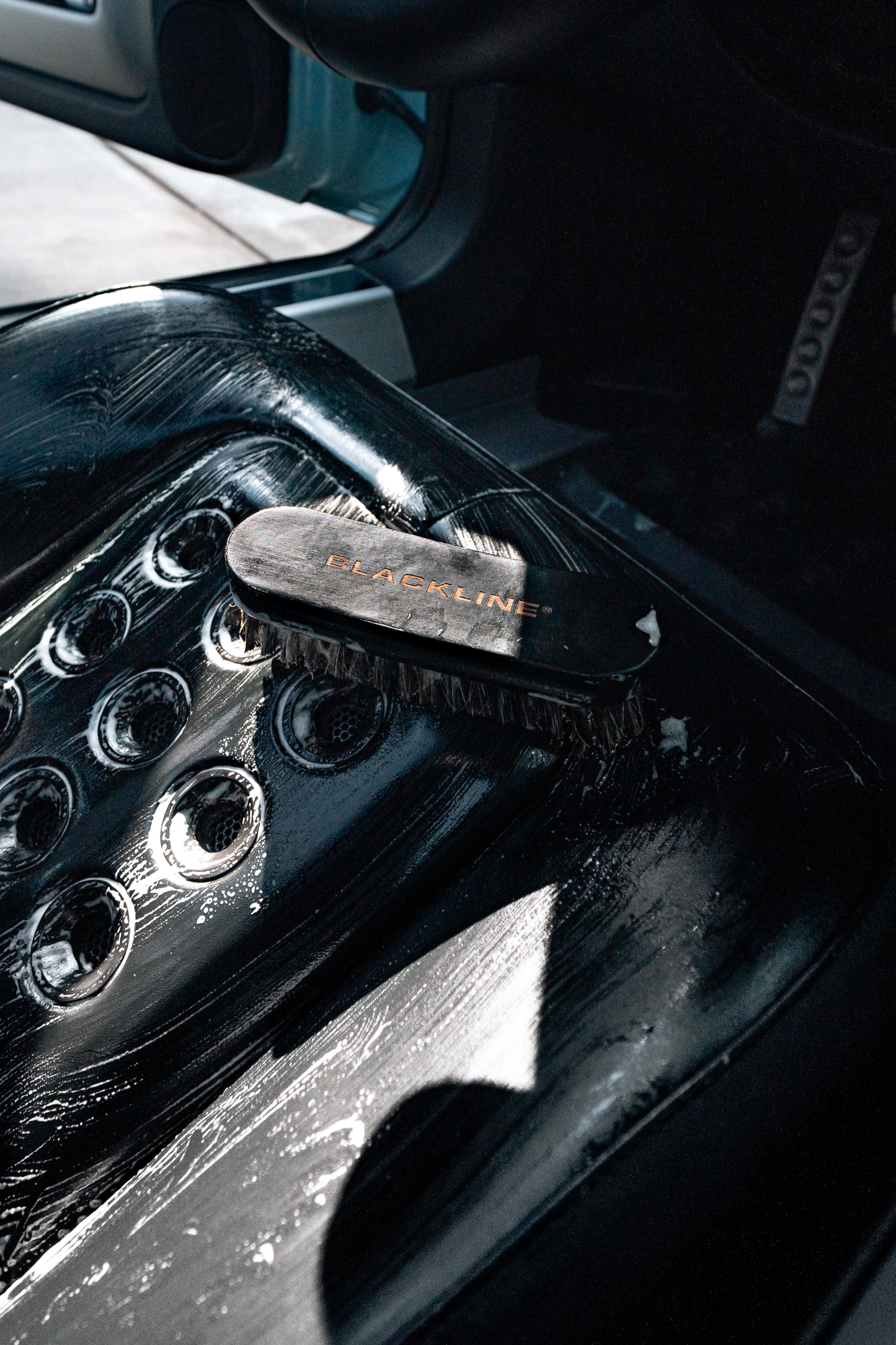 CEPILLO DE CUERO BLACKLINE®