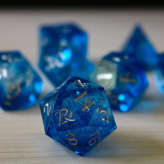 Juego de dados de resina hechos a mano con bordes afilados y núcleo líquido de purpurina azul para DND