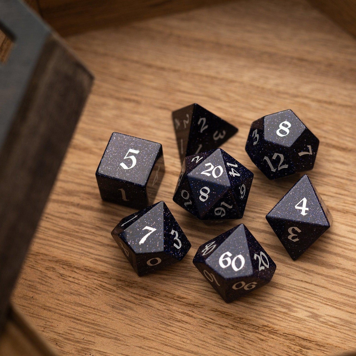 Juego de dados de DND de piedra arenisca azul y fuente plateada