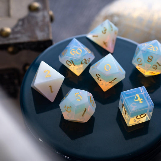 Juego de dados de DND tallados a mano de ópalo gema (fuente dorada)