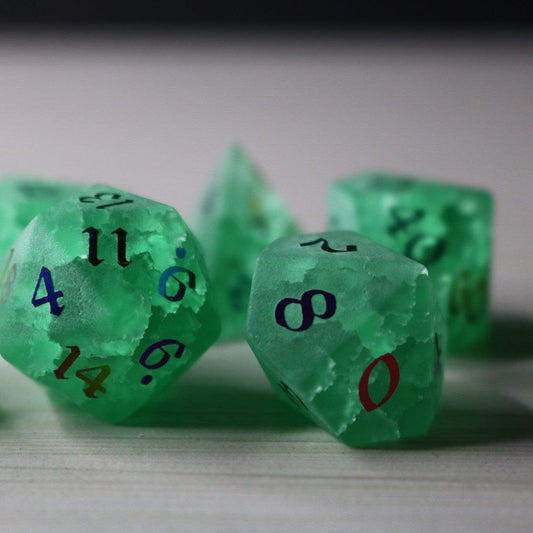Juego de dados DND de cristal craquelado de menta verde con rayos entintados