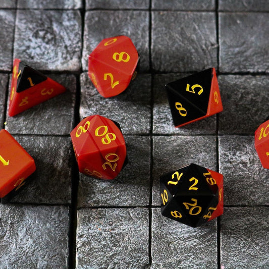 Juego de dados DND tallados a mano en dos tonos rojo/negro de gema sintética