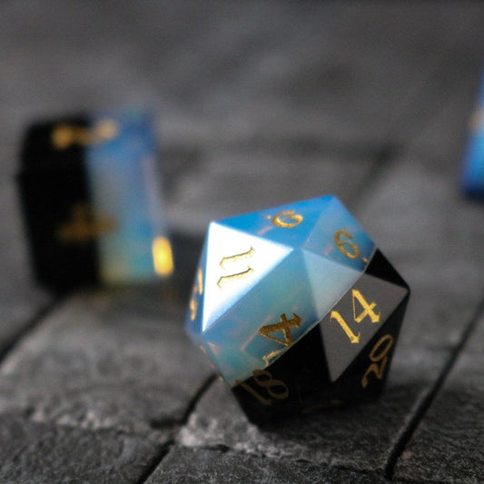 Juego de dados D&D tallados a mano de gema sintética bitono blanca y negra