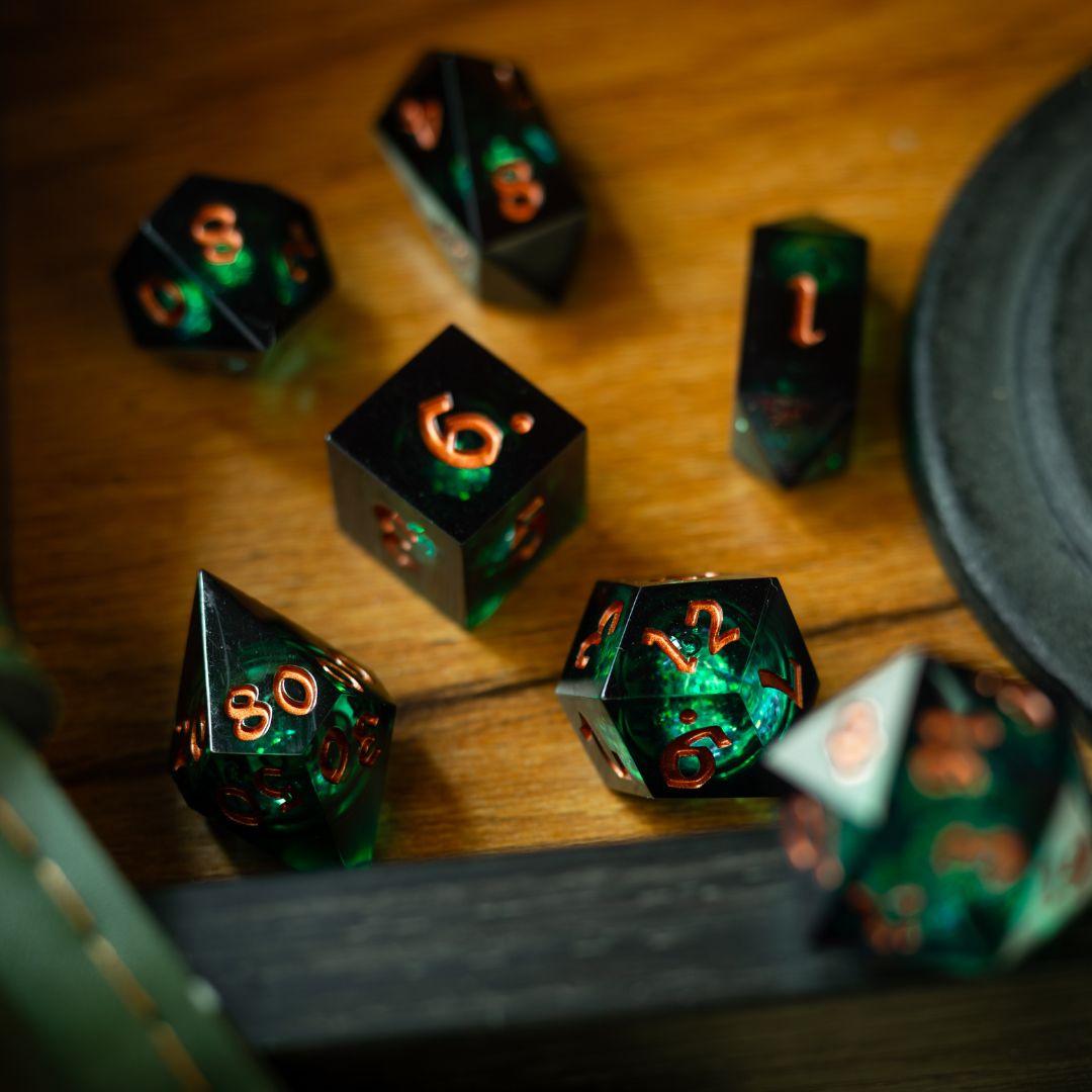 Juego de dados DND de núcleo líquido Witchwood Heart