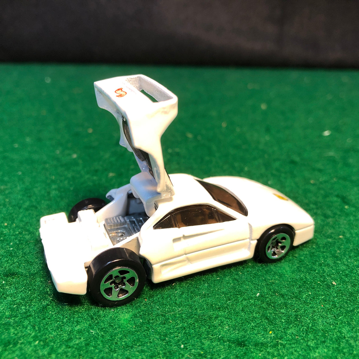 Ferrari F40 White by HotWheels 1:64 (5SP)(12405)(No box)