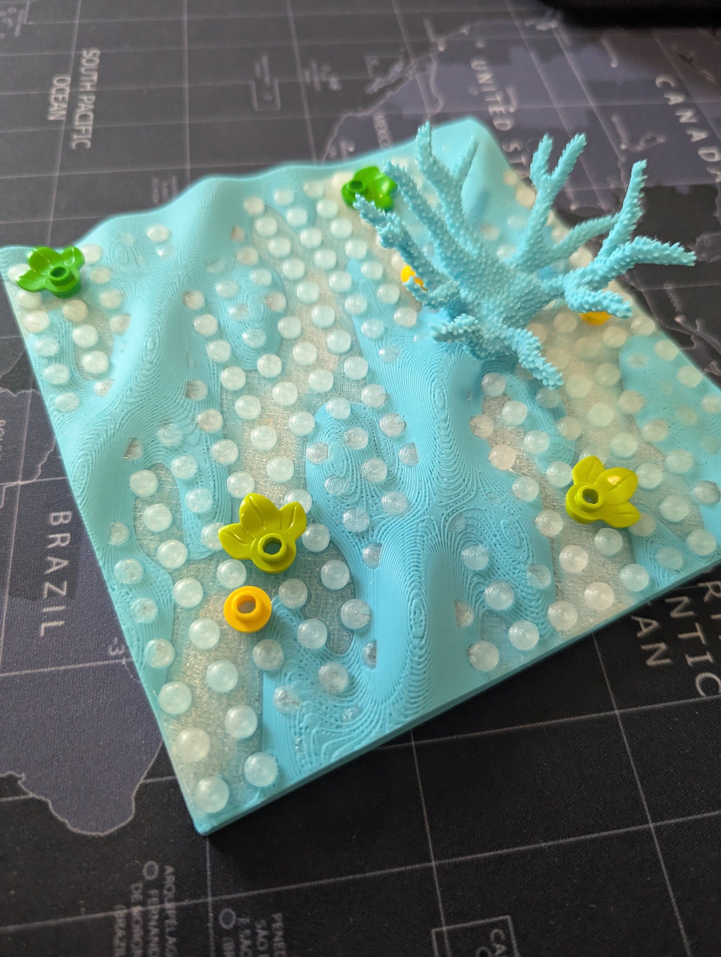 Experimento 001 - Escena base modular 16x16 compatible con ladrillos – Entorno de coral oceánico