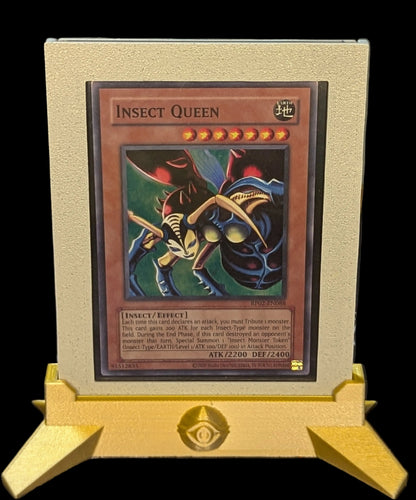 Yu-Gi-Oh! Reliquia de Entrada Retro – Insect Queen (RP02) – Estuche de Exhibición Personalizado + Funda – Envío Gratis