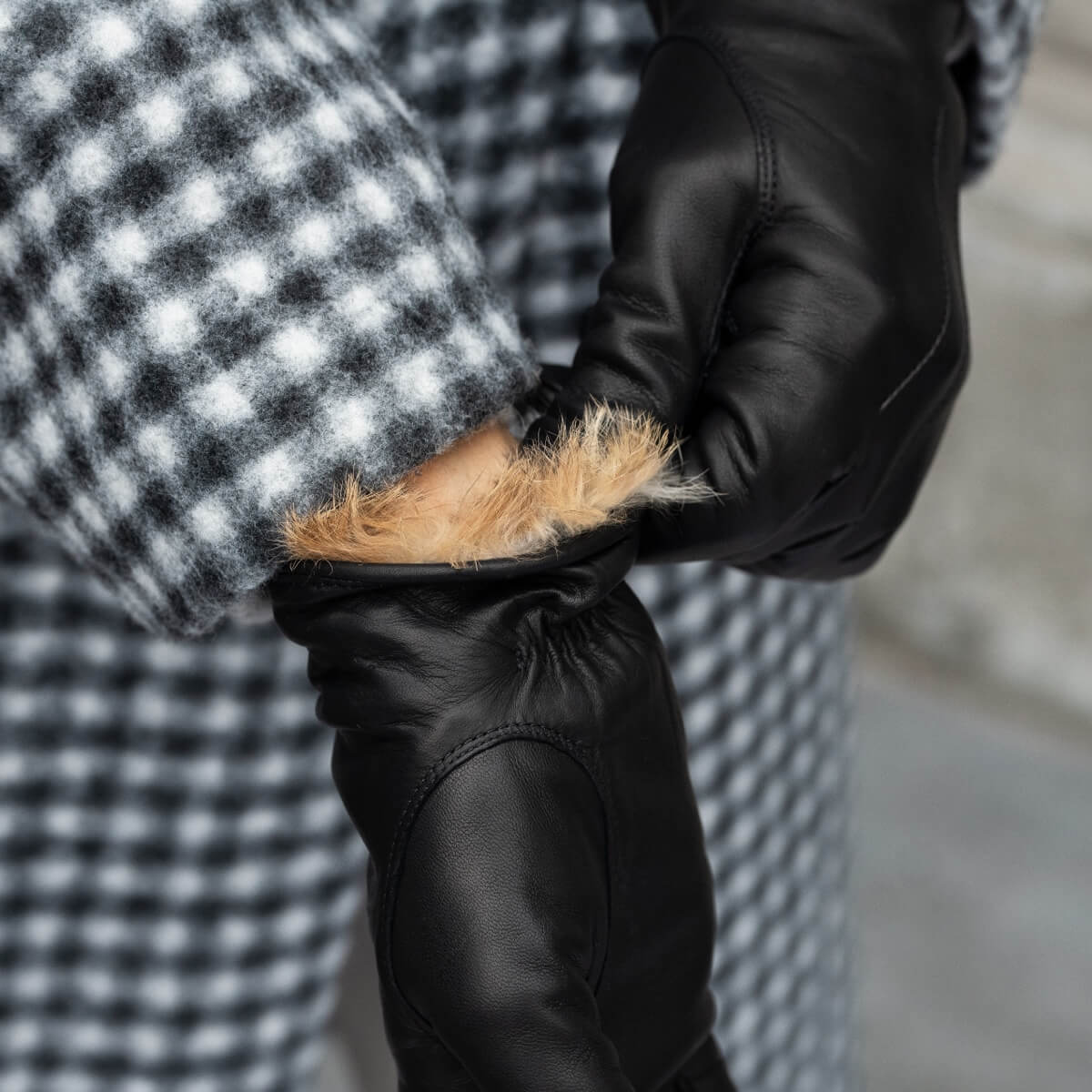 Francesca (black) - Italian lambskin leather gloves with brown rabbit fur lining — photo 8 of 10