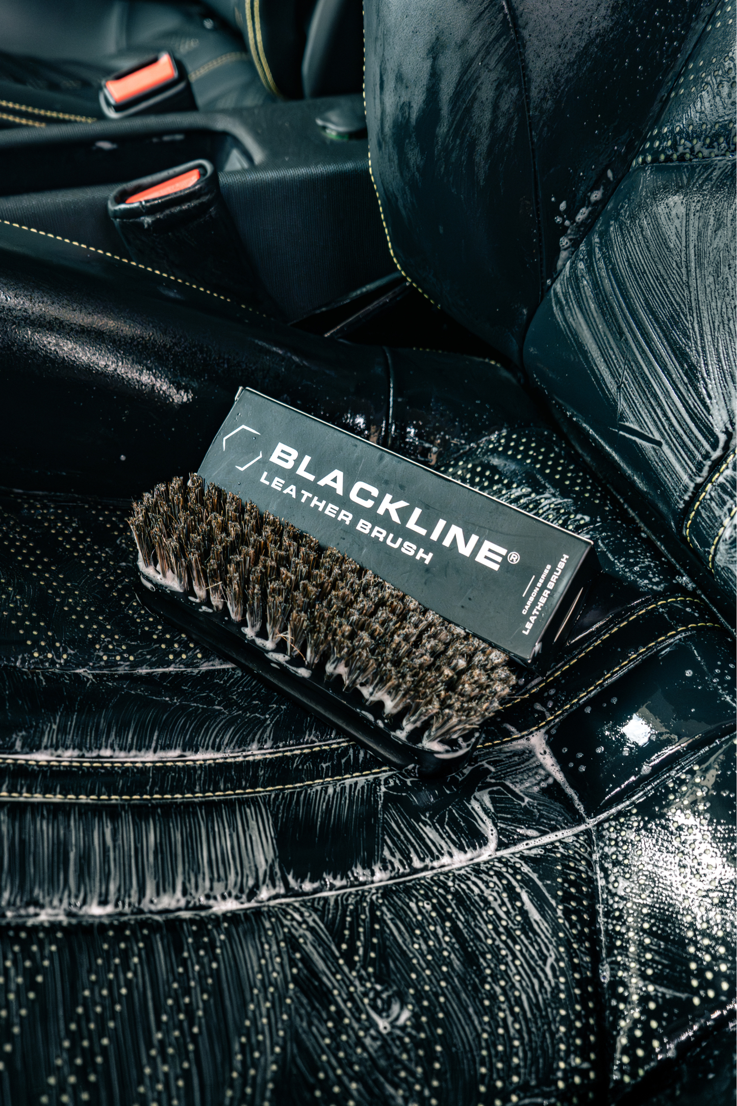 CEPILLO DE CUERO BLACKLINE®