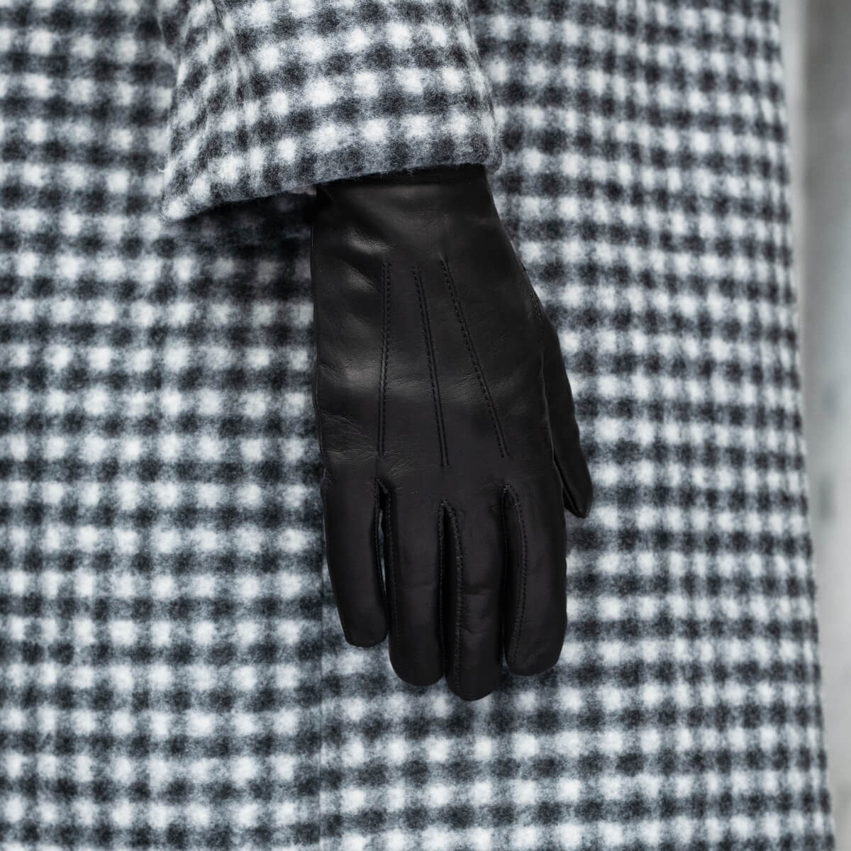 Francesca (black) - Italian lambskin leather gloves with white rabbit fur lining — photo 9 of 10