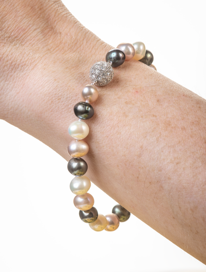 Delicate pearl bracelet with crystal clasp