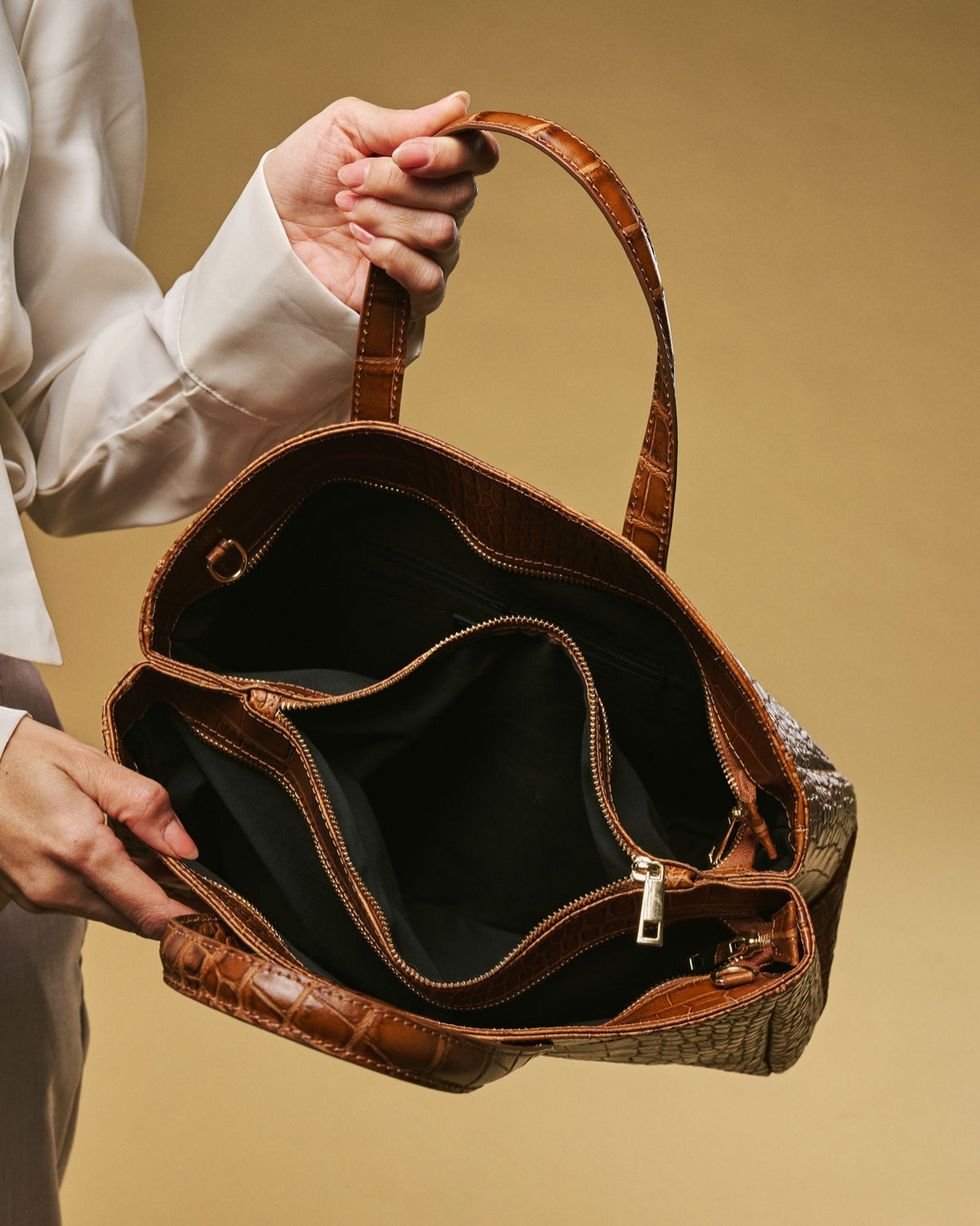 Valentina (cognac) - Italian calf leather women's handbag (with shoulder strap) — photo 5 of 9