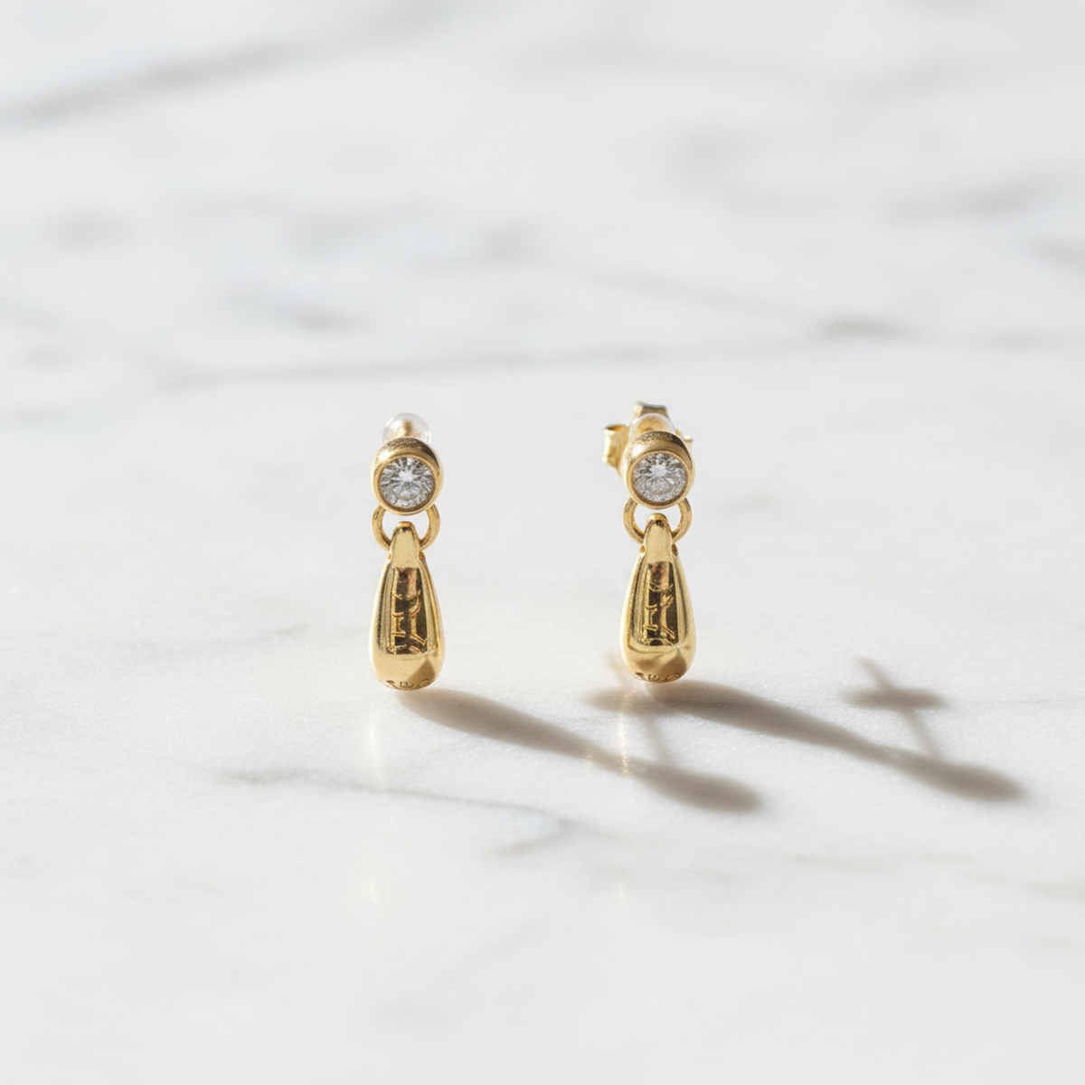 Tiffany Teardrop · 18K Yellow Gold · Diamond