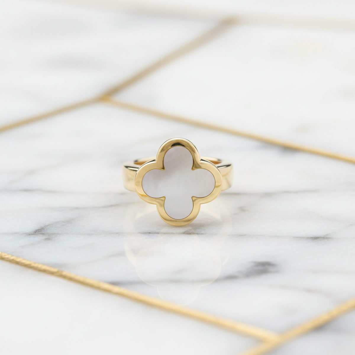Van Cleef & Arpels Pure Alhambra · Mother of Pearl