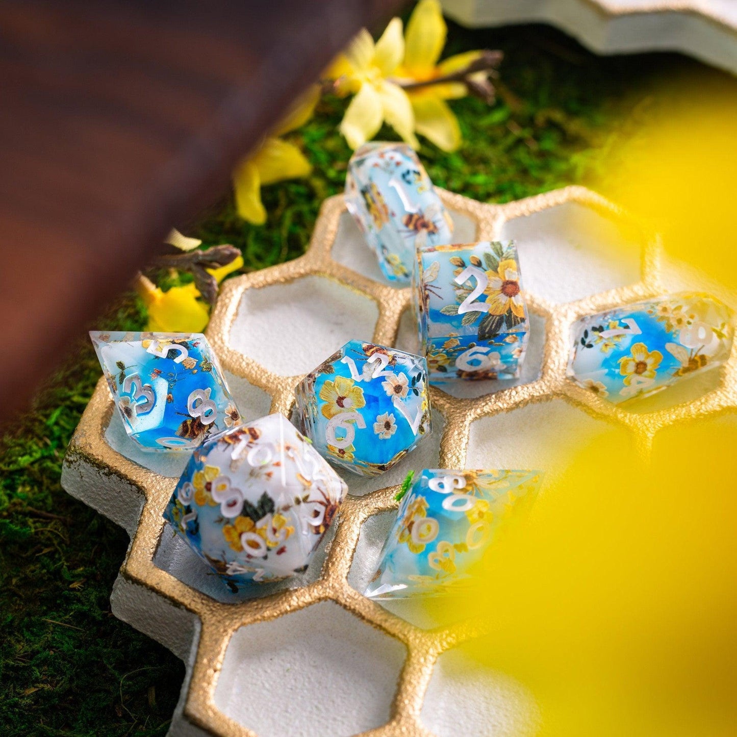 Bienen und Blumen Handgefertigtes Harz-DND-Würfelset
