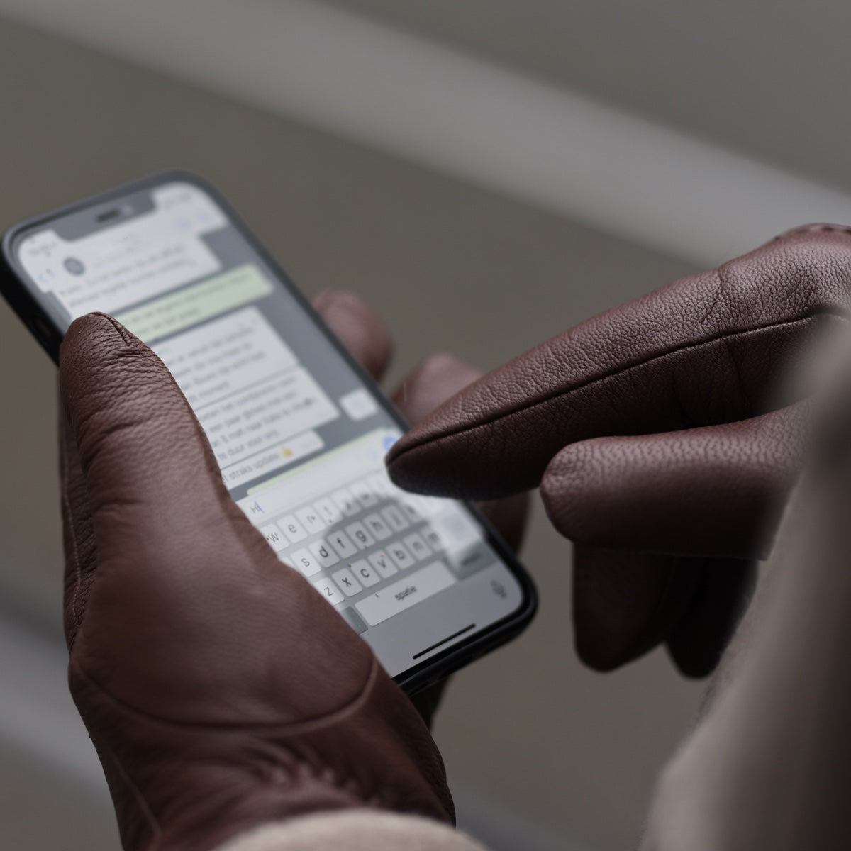 Benjamin (brown) – Thick goatskin leather gloves with warm lambswool lining & touchscreen feature — photo 4 of 9