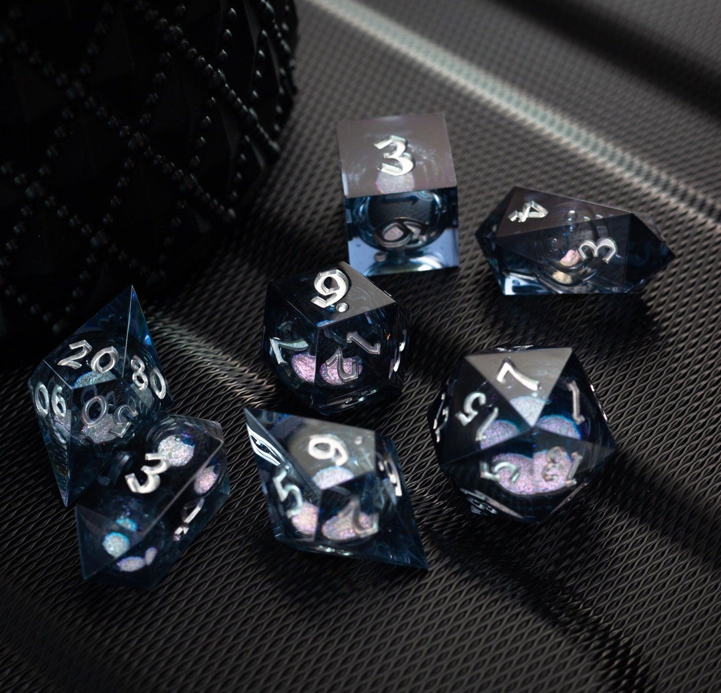 Juego de dados de resina hechos a mano DND con purpurina líquida negra y plateada