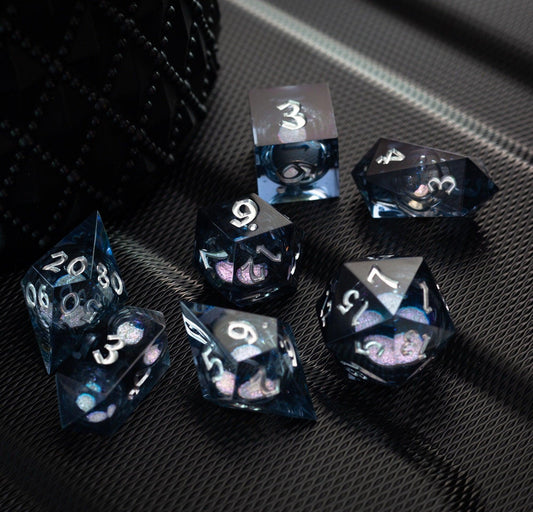 Juego de dados de resina hechos a mano DND con purpurina líquida negra y plateada