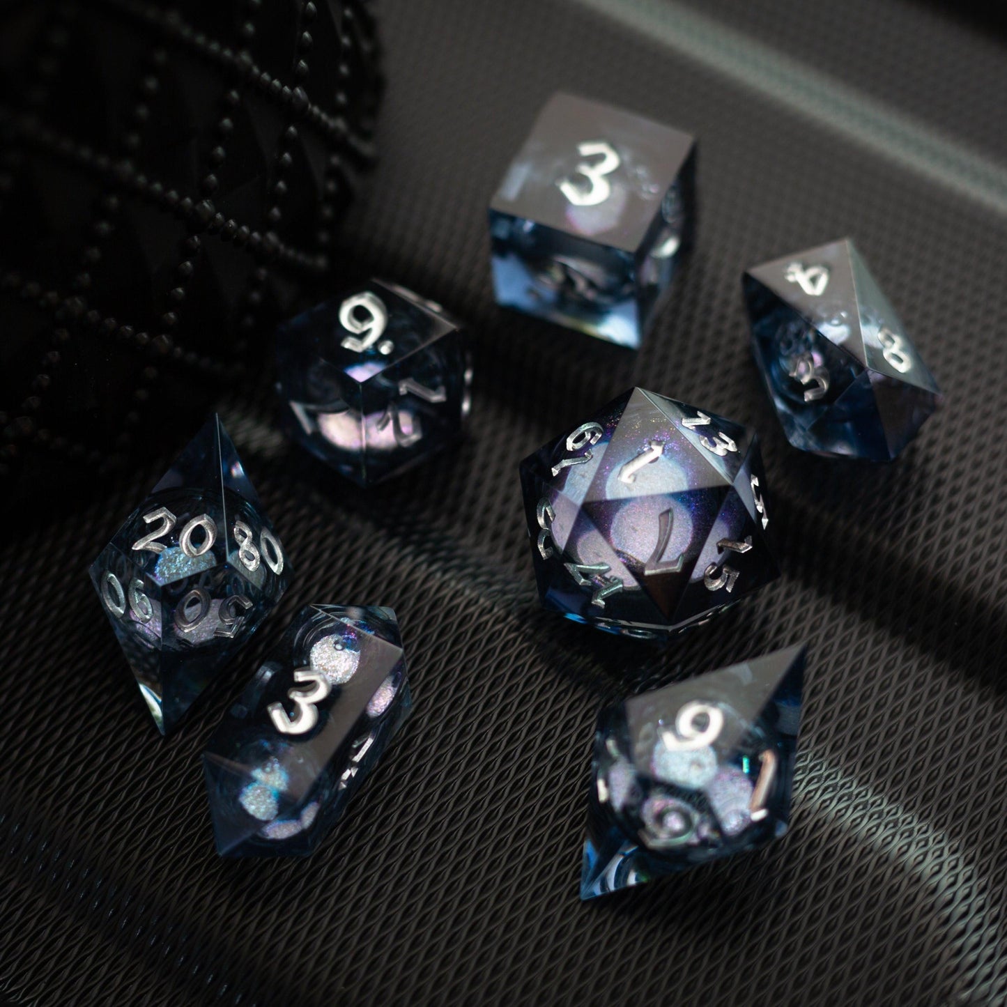 Juego de dados de resina hechos a mano DND con purpurina líquida negra y plateada