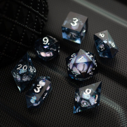Juego de dados de resina hechos a mano DND con purpurina líquida negra y plateada