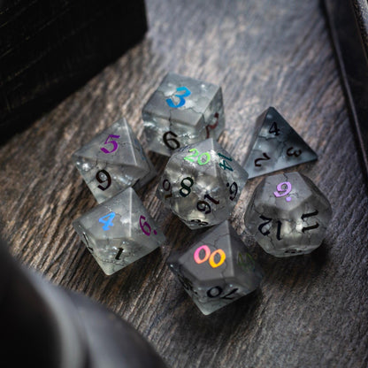 Schwarz eingefärbter Blitz, zerbrochenes Glas D&D-Würfelset