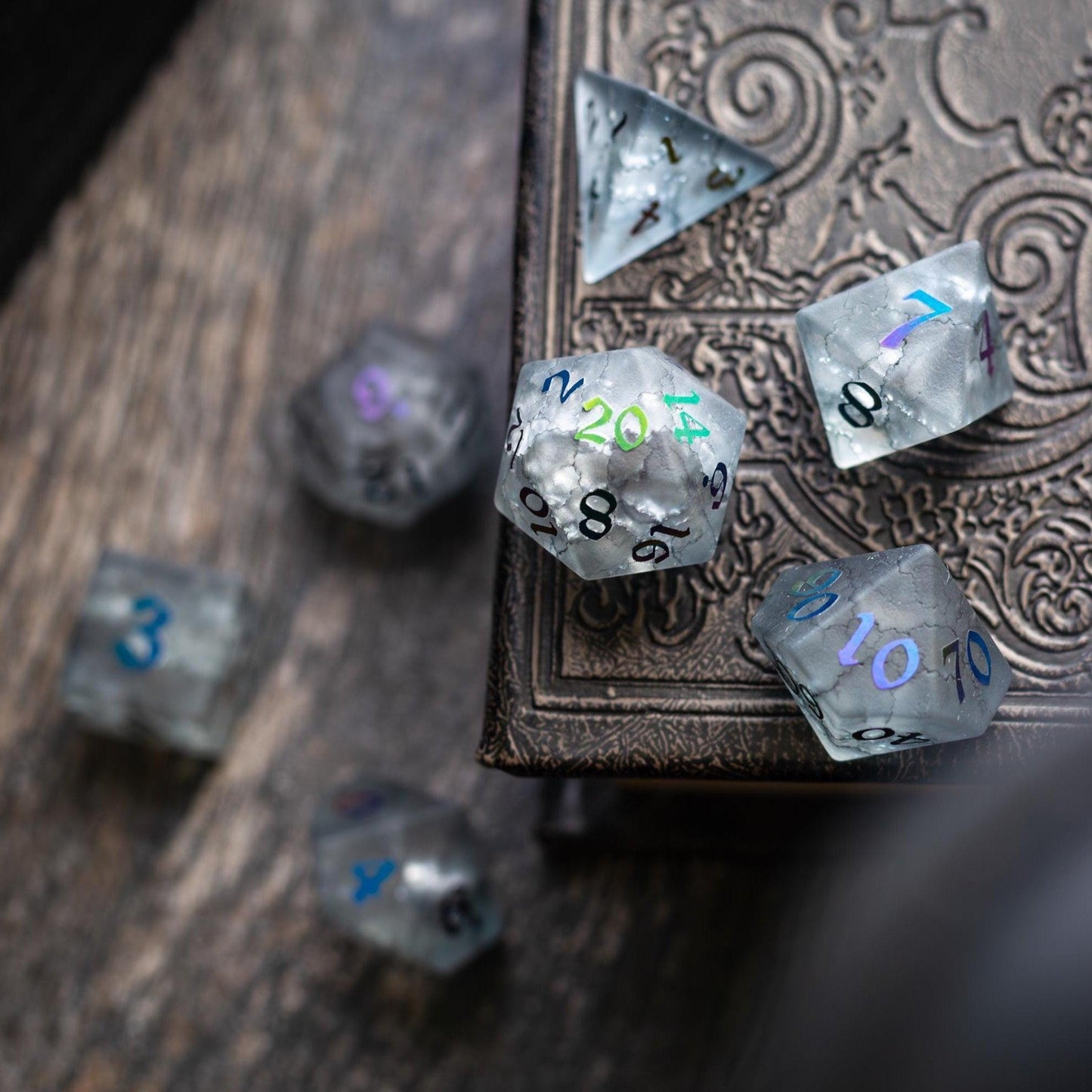 Schwarz eingefärbter Blitz, zerbrochenes Glas D&D-Würfelset
