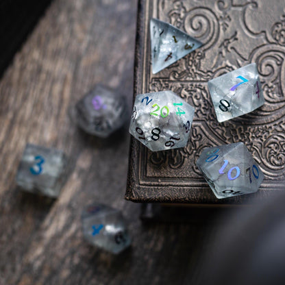 Schwarz eingefärbter Blitz, zerbrochenes Glas D&D-Würfelset