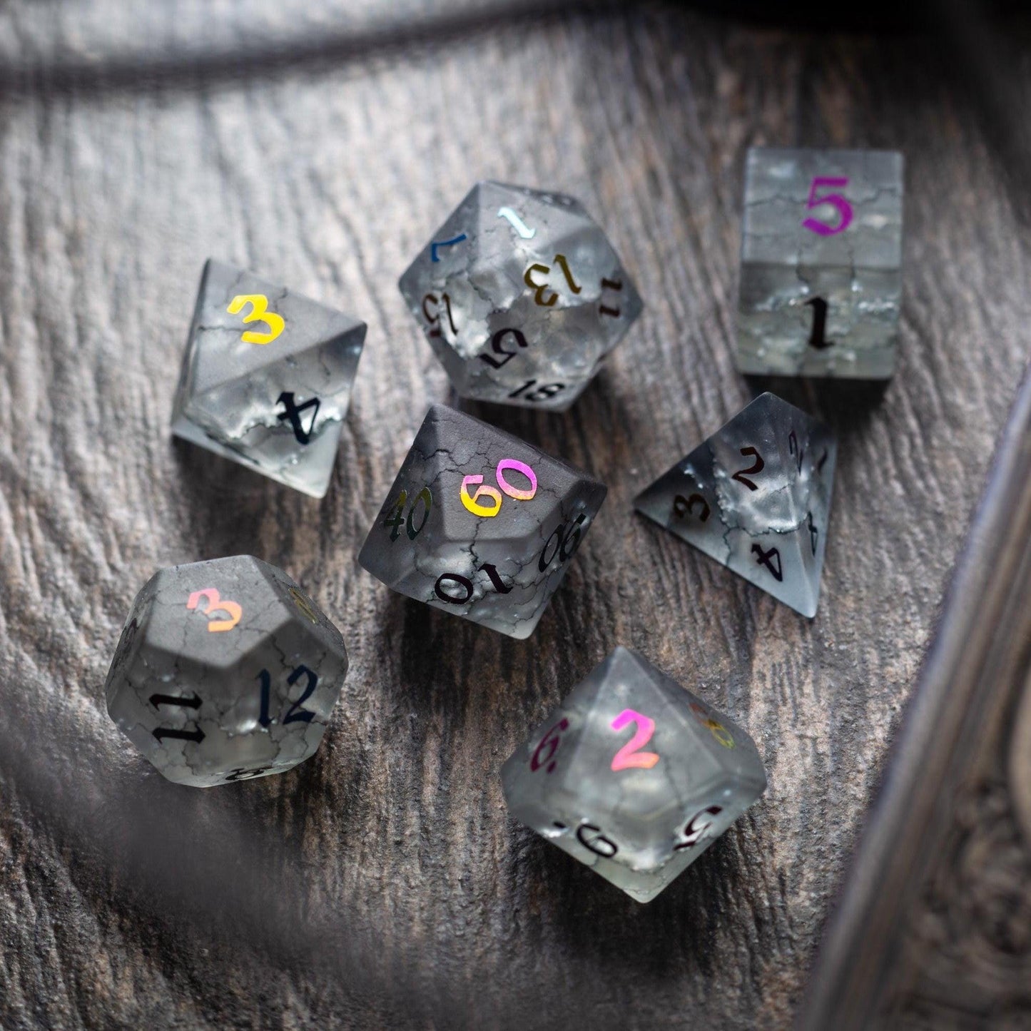Schwarz eingefärbter Blitz, zerbrochenes Glas D&D-Würfelset