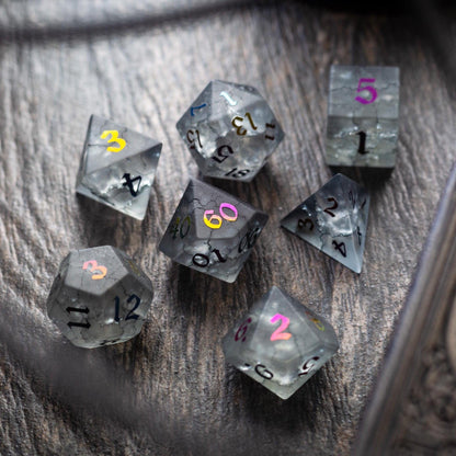 Schwarz eingefärbter Blitz, zerbrochenes Glas D&D-Würfelset