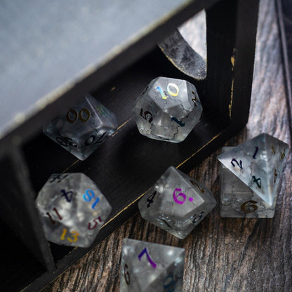 Schwarz eingefärbter Blitz, zerbrochenes Glas D&D-Würfelset