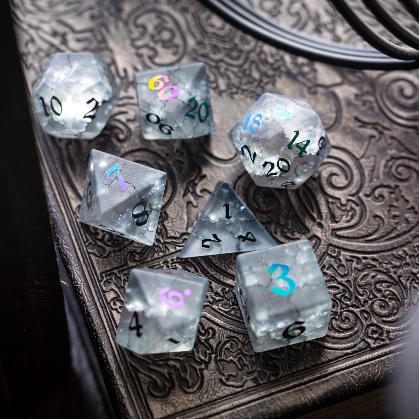 Schwarz eingefärbter Blitz, zerbrochenes Glas D&D-Würfelset