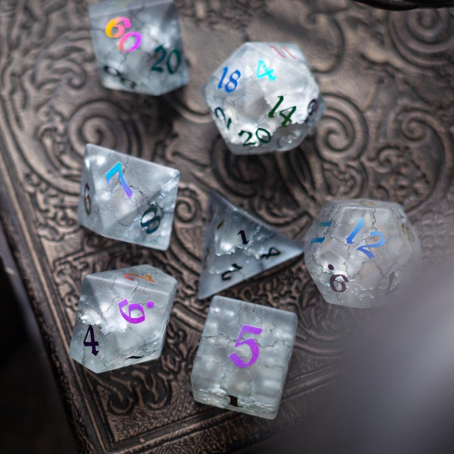 Schwarz eingefärbter Blitz, zerbrochenes Glas D&D-Würfelset