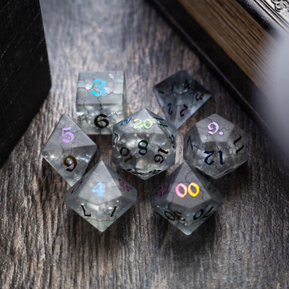 Schwarz eingefärbter Blitz, zerbrochenes Glas D&D-Würfelset