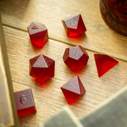 Juego de dados de DND tallados a mano de cristal de circón levantado rojo sangre