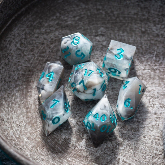 Juego de dados de resina hechos a mano DND Nube Azul