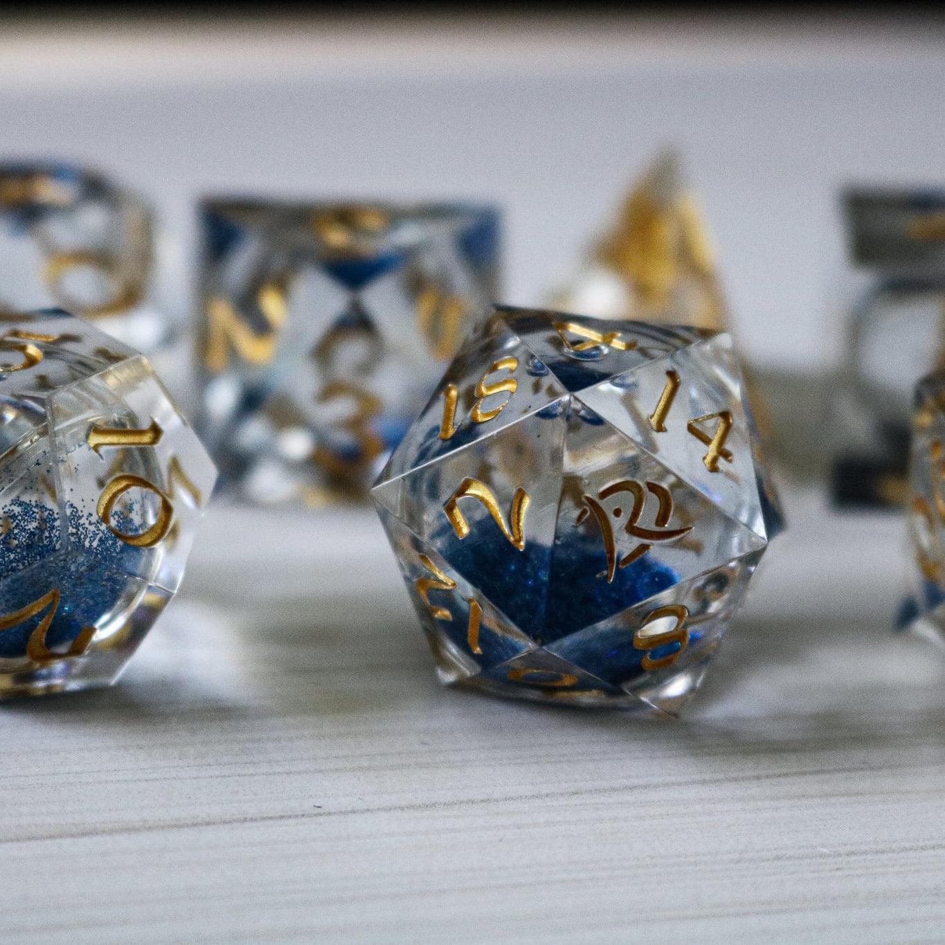 Juego de dados DND de resina de borde afilado hecho a mano con purpurina azul y núcleo líquido