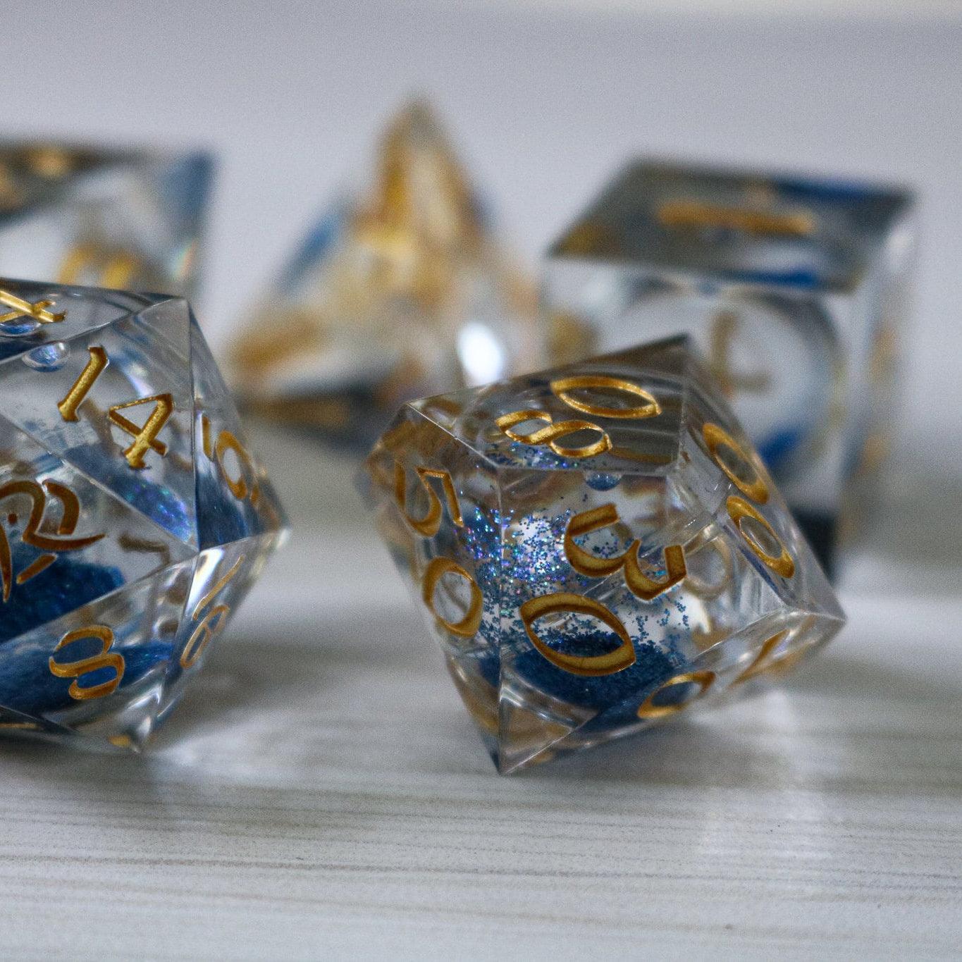 Juego de dados DND de resina de borde afilado hecho a mano con purpurina azul y núcleo líquido