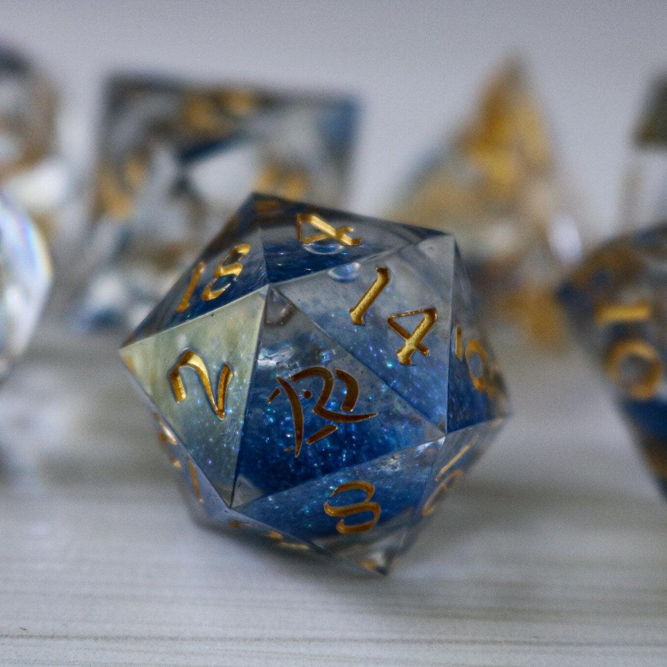 Juego de dados DND de resina de borde afilado hecho a mano con purpurina azul y núcleo líquido