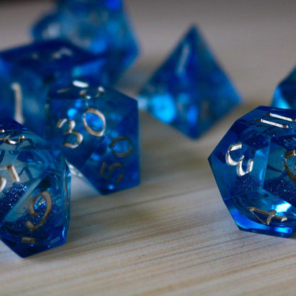 Blau Glitzer Flüssigkeitskern Scharfkantiges Handgefertigtes Harz DND Würfel-Set