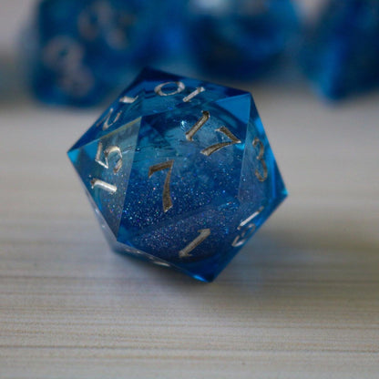 Blau Glitzer Flüssigkeitskern Scharfkantiges Handgefertigtes Harz DND Würfel-Set