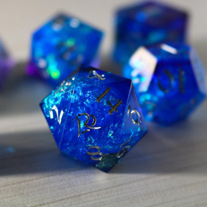 Blaues handgemachtes DND-Würfelset aus Harz mit scharfen Kanten