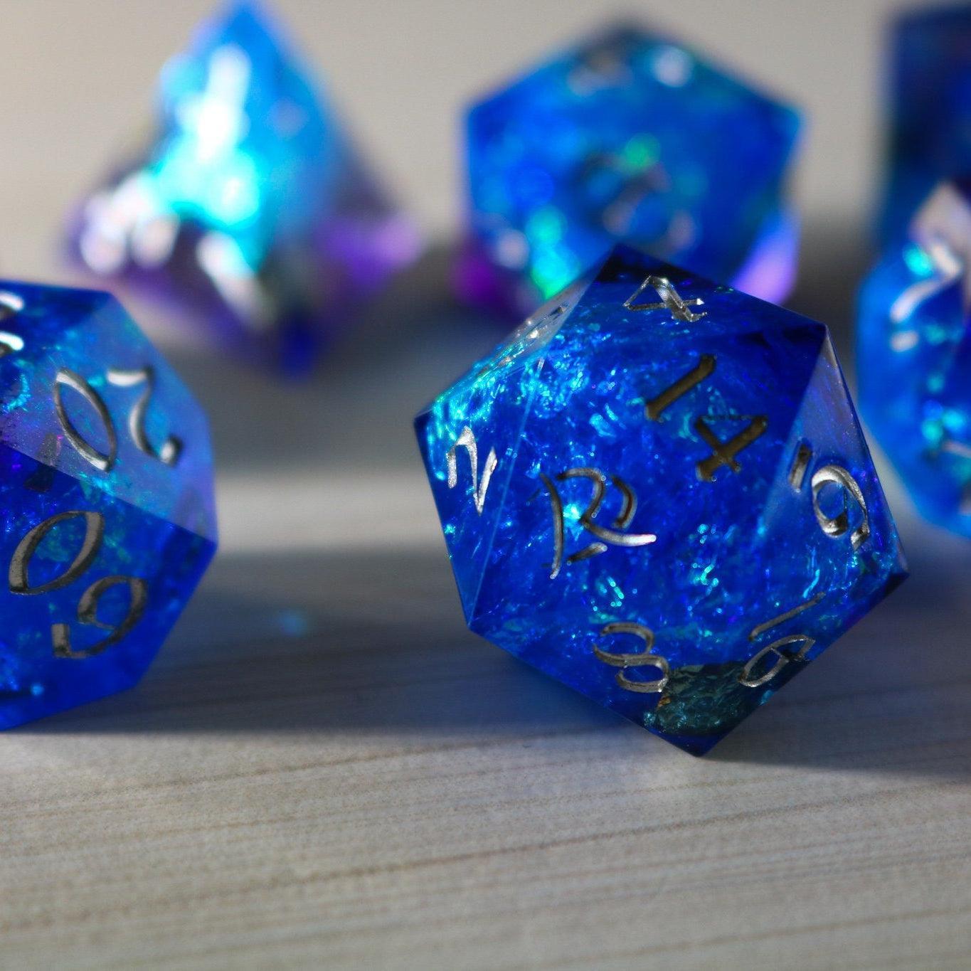Blaues handgemachtes DND-Würfelset aus Harz mit scharfen Kanten