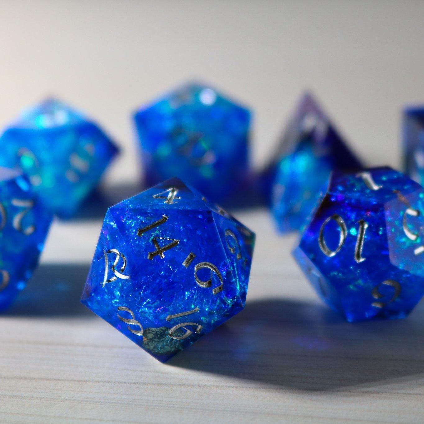 Blaues handgemachtes DND-Würfelset aus Harz mit scharfen Kanten