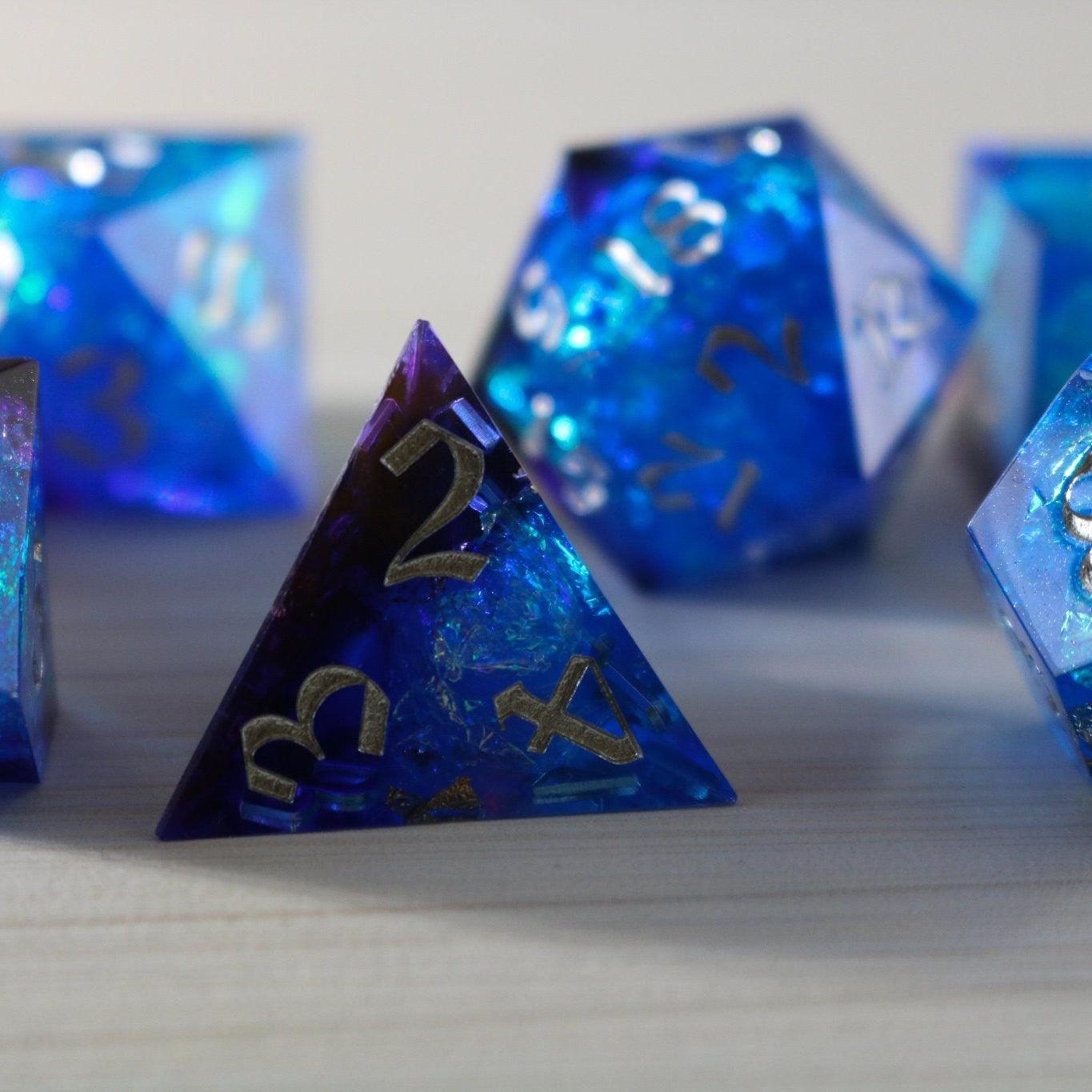 Blaues handgemachtes DND-Würfelset aus Harz mit scharfen Kanten