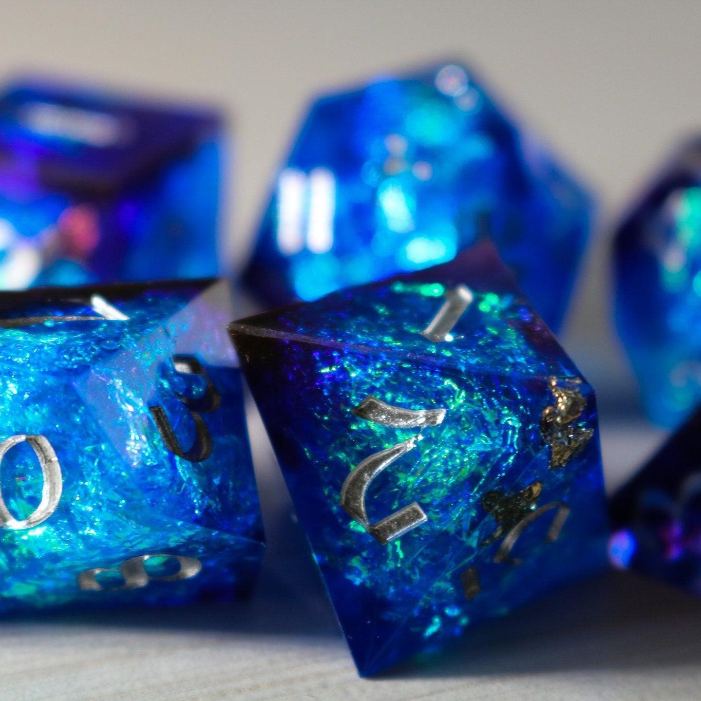 Blaues handgemachtes DND-Würfelset aus Harz mit scharfen Kanten