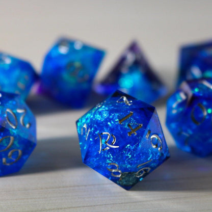 Blaues handgemachtes DND-Würfelset aus Harz mit scharfen Kanten