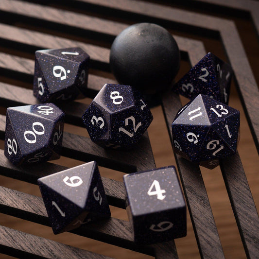 Juego de dados de DND de piedra arenisca azul y fuente plateada