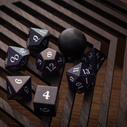 Juego de dados de DND de piedra arenisca azul y fuente plateada