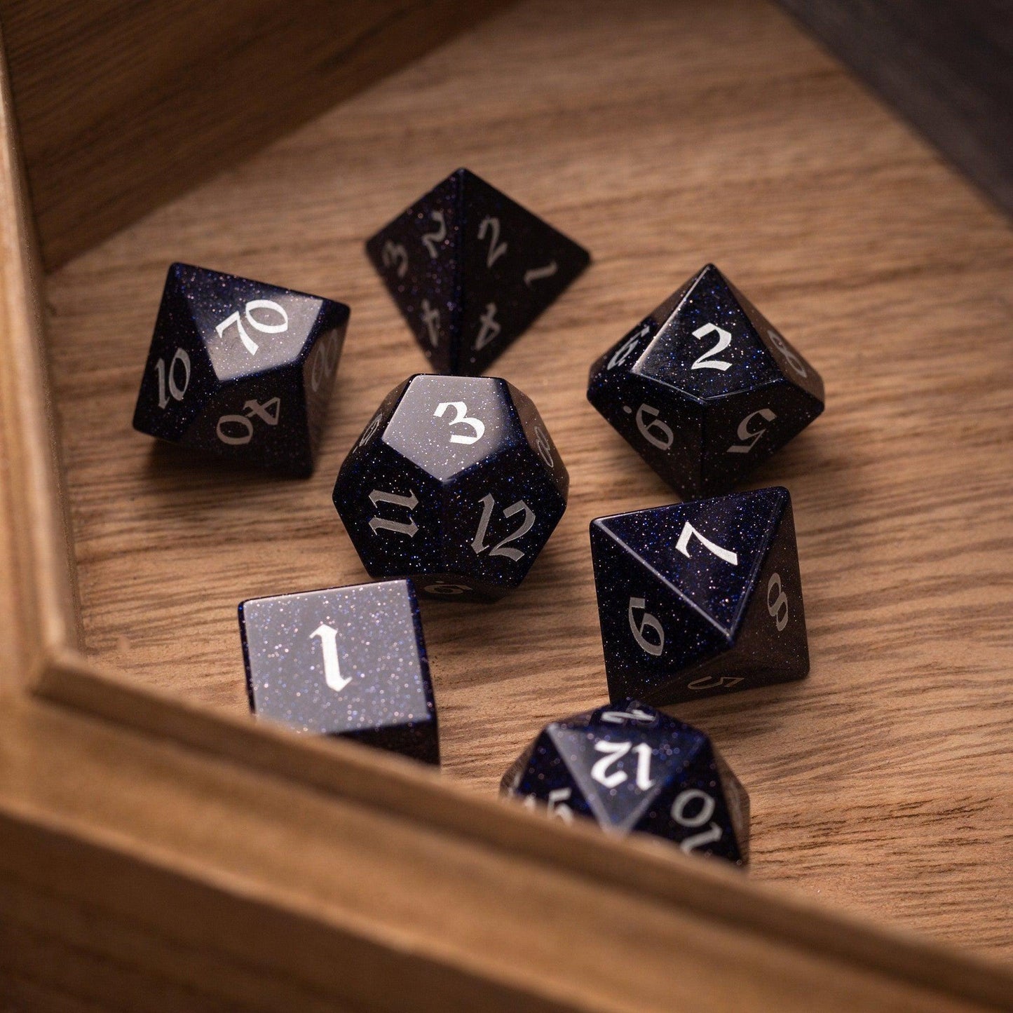 Juego de dados de DND de piedra arenisca azul y fuente plateada