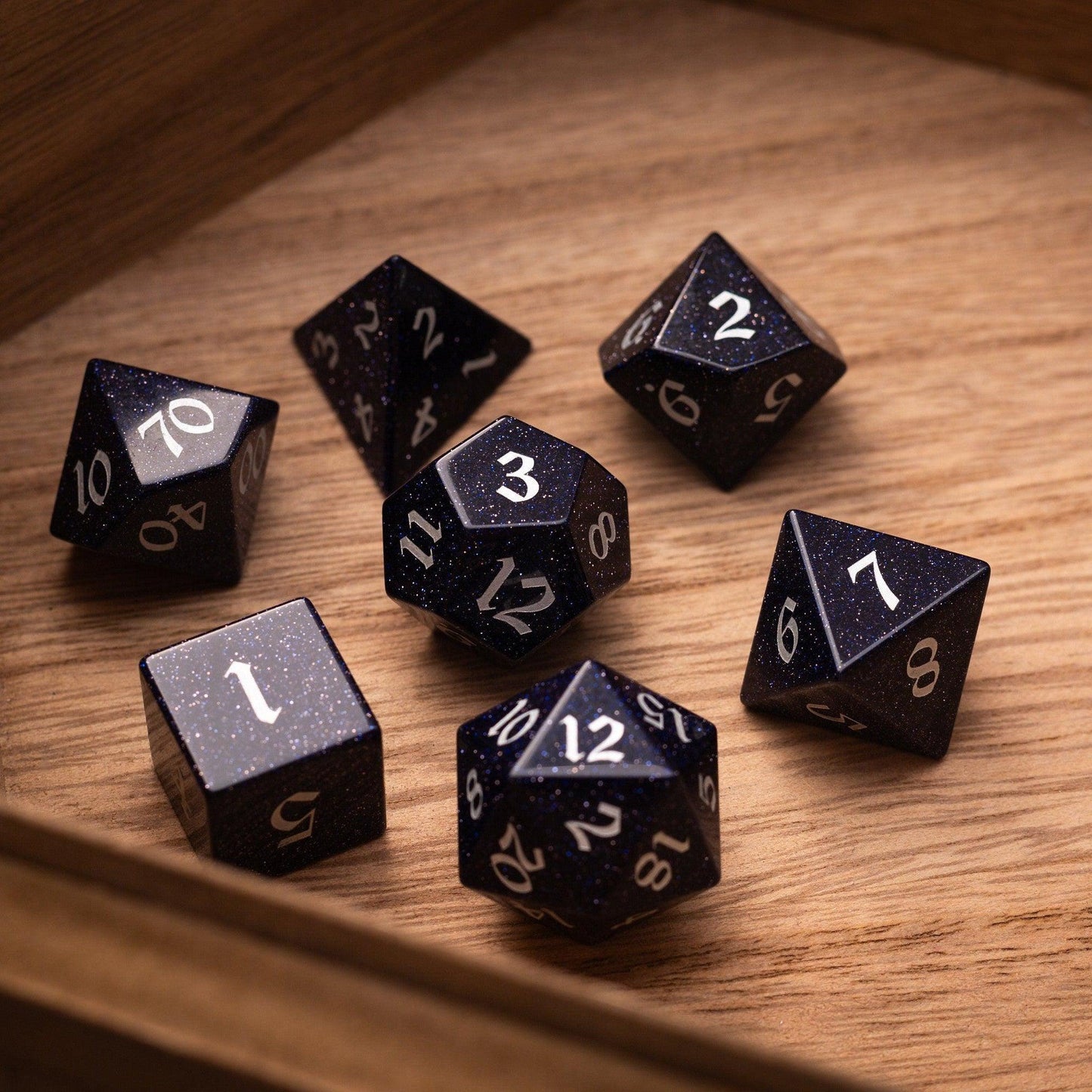 Juego de dados de DND de piedra arenisca azul y fuente plateada